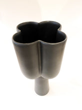 Load image into Gallery viewer, QUATREFOIL VASE - TALL BLACK