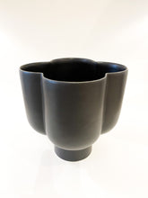 Load image into Gallery viewer, QUATREFOIL VASE - WIDE BLACK