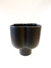 Load image into Gallery viewer, QUATREFOIL VASE - WIDE BLACK