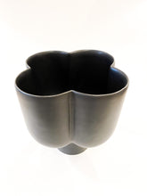 Load image into Gallery viewer, QUATREFOIL VASE - WIDE BLACK