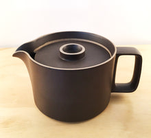 Load image into Gallery viewer, HASAMI PORCELAIN TEAPOT - BLACK