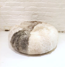 Load image into Gallery viewer, SHEARLING POUF